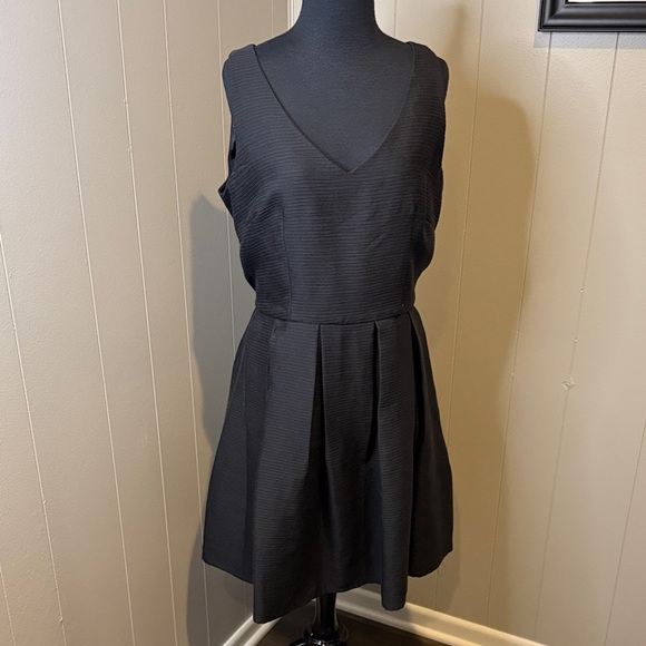 Taylor Dresses & Skirts - B14 Taylor Women’s 12 Black Sleeveless Midi Pleated V Neck Dress